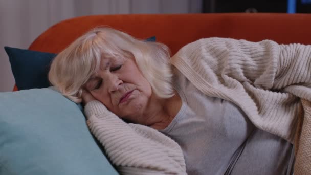 Испуганная уставшая пожилая женщина просыпается от плохого кошмара в спальне дома, стресса нервозность — стоковое видео
