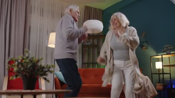 Feliz pareja de personas mayores bailando en casa relajándose divirtiéndose con música moderna sonriendo en casa — Vídeos de Stock