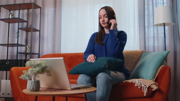 Femme avec casque à l'aide d'un ordinateur portable, parler, opérateur de service à la clientèle de travail au bureau à domicile — Video