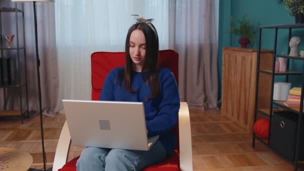 Молодая взрослая женщина в домашнем офисе использовать ноутбук ПК набрав просмотр сказать вау да узнал большой большой выигрыш — стоковое видео