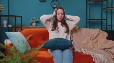 Komşu konseptinde tamir işi, evde rahatsız bir kadın gürültüden rahatsız olmuş elleriyle kulaklarını kapatıyor.