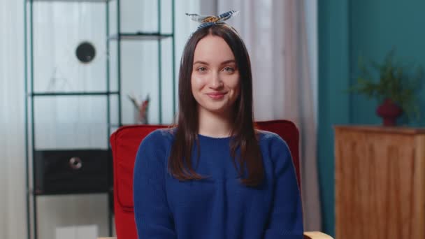 Portret van gelukkig een mooie tiener student meisje glimlachen, kijken naar camera thuis op stoel — Stockvideo