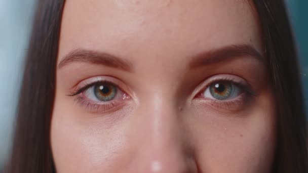Close-up makro portret piękna młodych pięknych kobiet oczy, uśmiechnięty model patrząc w aparat — Wideo stockowe