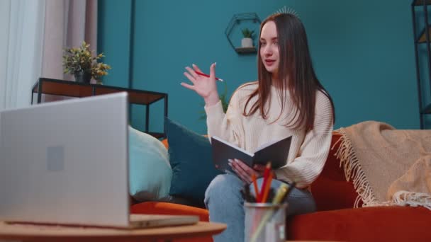 Молода жінка вчителька фрілансер консультації студента за ноутбуком використовує сучасні технології для навчання вдома — стокове відео
