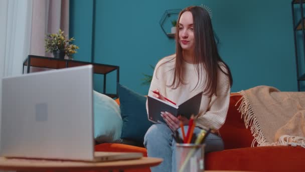 Adulte fille étudiant étudier à la maison sur ordinateur portable faisant conférence appel vidéo parler à webcam — Video