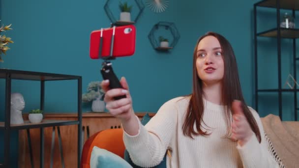 Chica blogger influencer tomando selfie en el teléfono inteligente, hacer video virtual de redes sociales en línea en casa — Vídeo de stock