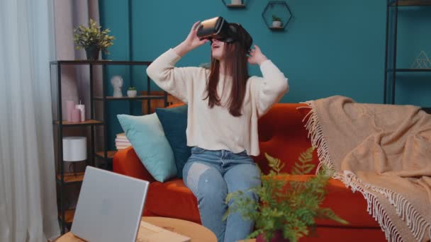 Les jeunes femmes utilisent des lunettes de casque de réalité virtuelle à la maison, appréciant le concept vidéo mains mobiles dans l'air — Video