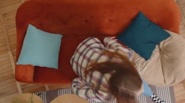 Gülümseyen rahat genç kız manzarası rahat bir kanepede dinleniyor, stressiz bir uyku çekiyor.
