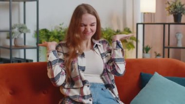 Komik, komik, genç, komik bir kadın. Komik, komik yüz ifadeleri yapıyor, suratını buruşturuyor.