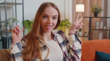 Komik, komik, genç, komik bir kadın. Komik, komik yüz ifadeleri yapıyor, suratını buruşturuyor.