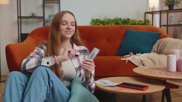 Souriant jeune femme heureuse comptant l'argent comptant l'argent comptant, calculent les factures domestiques à la maison satisfaites du revenu — Video