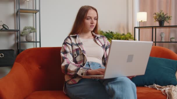 Triste joven mujer utiliza ordenador portátil PC de navegación, pierde convertirse en sorprendido malos resultados de la lotería repentina — Vídeo de stock