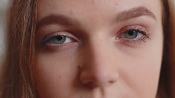 Крупним планом макропортрет краси молодих красивих жіночих очей, усміхнена модель дивиться на камеру — стокове відео