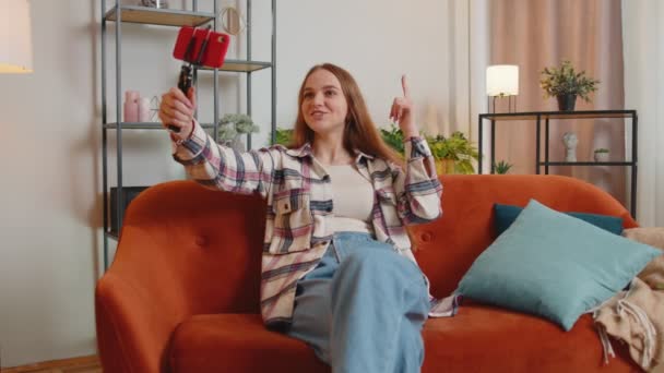 Bloggerin Influencerin macht Selfie auf Smartphone, macht zu Hause virtuelle Social-Media-Videos online — Stockvideo