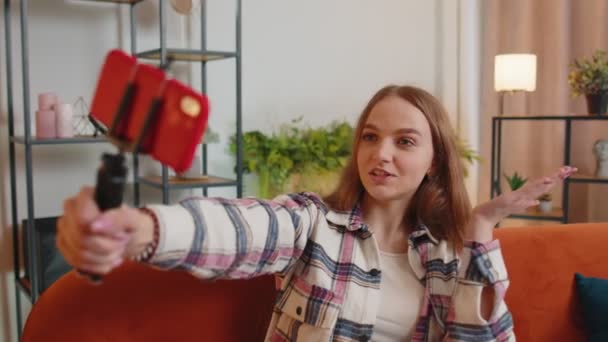 Dívka blogger vliv brát selfie na smartphone, aby virtuální sociální média videa on-line doma — Stock video
