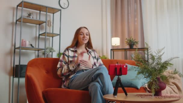 Flicka bloggare influencer tar selfie på smartphone, göra virtuella sociala medier video online hemma — Stockvideo