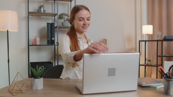 Caucásico joven mujer sentada en la mesa de apertura de la computadora portátil pc comenzar a trabajar en línea en la habitación en casa oficina — Vídeo de stock