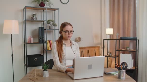 緊張に苦しむラップトップコンピュータを使用して疲れ女性フリーランス,自宅のオフィスで片頭痛 — ストック動画
