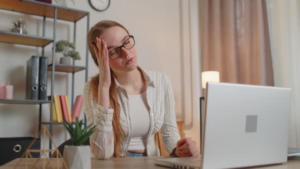 Cansado professor mulher usando computador portátil que sofre de tensão, enxaqueca dor de cabeça em casa escritório — Vídeo de Stock