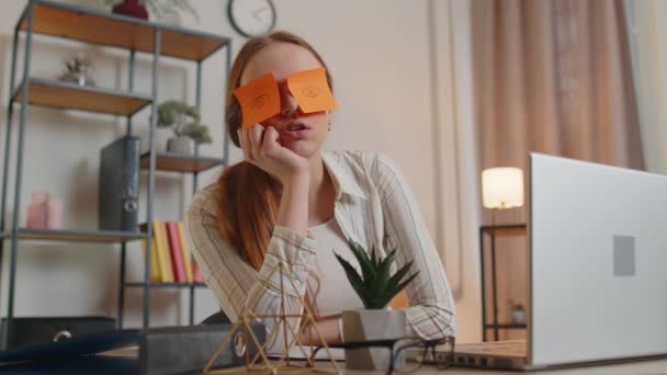 Trött kvinna lärare med bärbar dator med roliga klistermärken på ögonen sover på arbetsplatsen, tupplur — Stockvideo