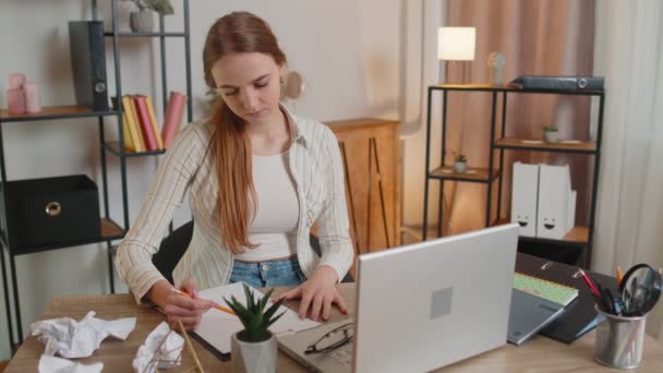 Triste joven mujer trabajando en casa oficina se arruga tirando hojas de papel con malas ideas y errores — Vídeos de Stock