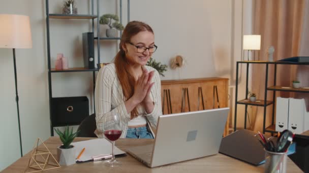 Mujer freelancer obtiene buenos resultados del examen de noticias firmado con éxito el contrato de celebración de beber vino — Vídeos de Stock