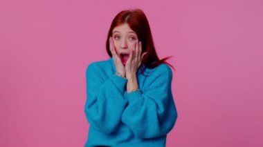 Şaşırmış kız sürprizi. Büyük gözlerle kameraya bakıyor. Ani zaferden şok olmuş.