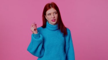 Heyecanlı bir kadın şok içinde ellerini kaldırıyor. Vay canına. Ellerin beyninin patladığını gösteriyor.