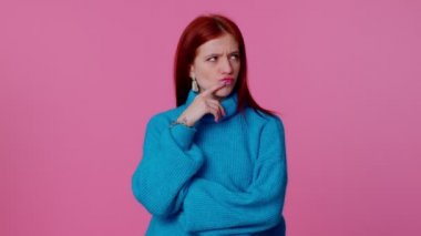 İlham verici stil kızı Eureka jesti yaratıcı bir planla ortaya çıktı iyi bir fikirle heyecanlanıyor