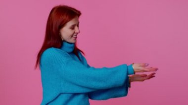 Boş yeri işaret eden kız, ticari metin için reklam alanı, ürün tanıtımı için kopya alanı