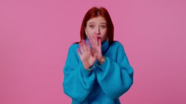 Kız işaret parmağını dudaklara bastırıyor. Sessiz ol işareti yapıyor. Kimseye söyleme. Sessiz ol.