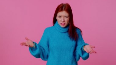 Öfkeli bir ifadeyle elini kaldıran bir kız neden başarısız olduğunu soruyor.