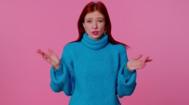 Kafası karışmış güzel bir kız belirsiz bir soru hakkında utanmış, kuşkuları var, hiçbir fikrim yok, bilgisiz.