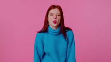 Dilini göstermen, kameraya surat yapman, dalga geçmen, şakalaşman, aptal suratınla dalga geçmen, dalga geçmen komik.