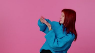 Zengin kız savurganlık yapıyor ya da para saçıyor. El hareketi yapıyor, daha fazla bahşiş alıyor.