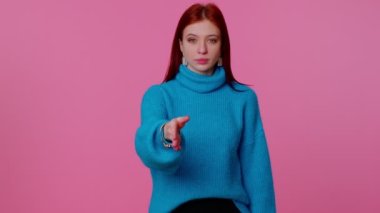 Dost canlısı kız kameraya uzanır, tokalaşır, nazik bir gülümsemeyle selamlar, hoş karşılar.