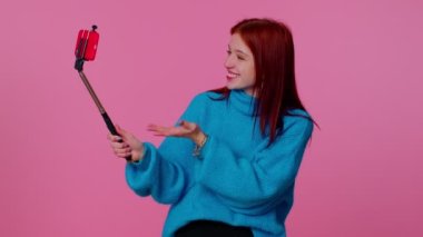 Yetişkin kız blogcu cep telefonundan selfie çekiyor, abonelerle çevrimiçi video görüşmesi yapıyor