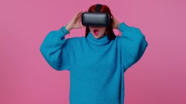 Sanal gerçeklik teknolojisi kullanan kız 3D video oyunu canlandırmak için VR kulaklık