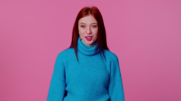 Glücklich aufgeregtes junges Teenager-Mädchen erscheint von unten und winkt mit ihrer Handfläche und grüßt freundlich lächelnd — Stockvideo