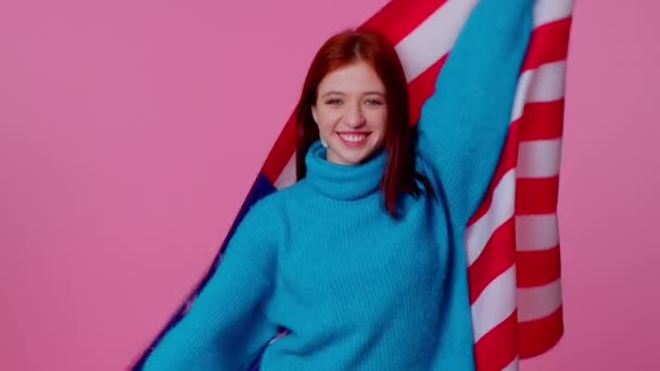 Jovencita alegre ondeando y envolviendo la bandera de Estados Unidos, celebrando, los derechos humanos y las libertades — Vídeos de Stock