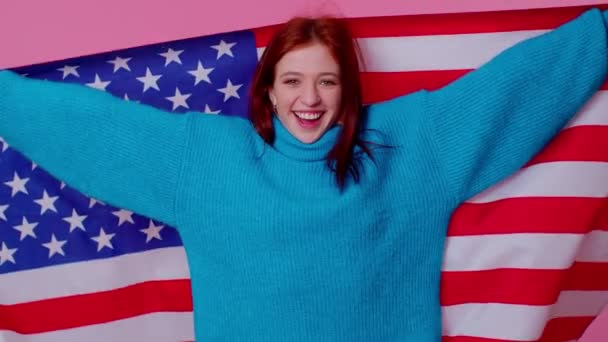 Jovencita alegre ondeando y envolviendo la bandera de Estados Unidos, celebrando, los derechos humanos y las libertades — Vídeo de stock
