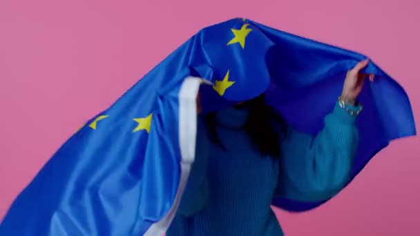 Csinos tini lány lengeti az Európai Unió zászlaját, mosolyog, éljenzi a demokratikus törvényeket emberi jogi szabadságjogok — Stock videók