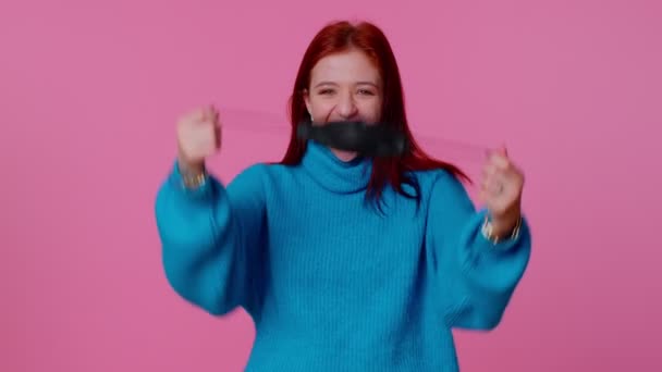 Junge lächelnde Frau zieht glücklich medizinische Maske aus und wirft sie weg, um das Ende des Coronavirus zu feiern — Stockvideo