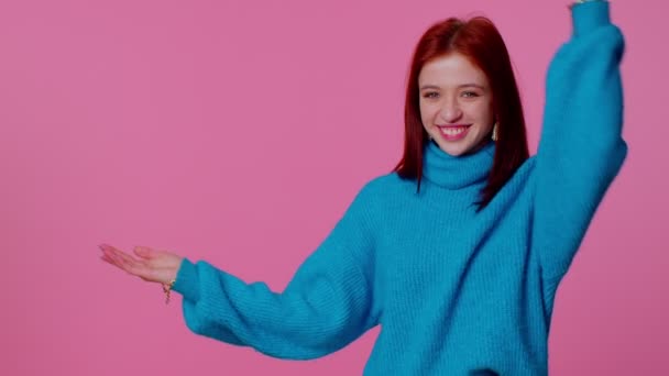Mädchen zeigt auf leeren Platz, Werbefläche für kommerziellen Text, Kopierfläche für Warenförderung — Stockvideo