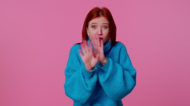 Meisje drukt index vinger tot lippen maakt stilte gebaar teken vertelt geen geheim, shh stil zijn — Stockvideo
