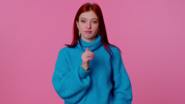 Teen rothaarige Mädchen im blauen Pullover zeigt Daumen hoch und nickt zustimmend, erfolgreiche gute Arbeit — Stockvideo