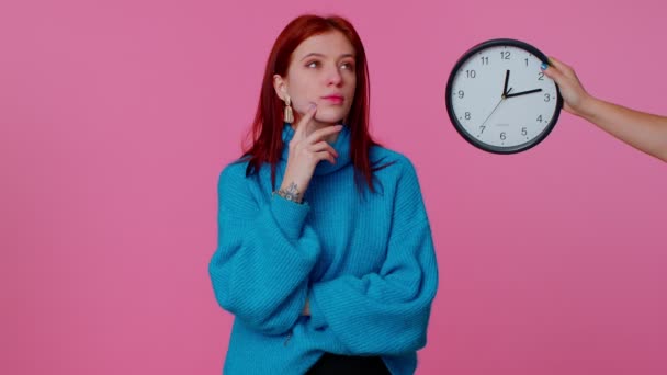 Збентежена жінка з тривогою перевіряє час на годиннику, біжить пізно на роботу, будучи затримкою, дедлайн — стокове відео