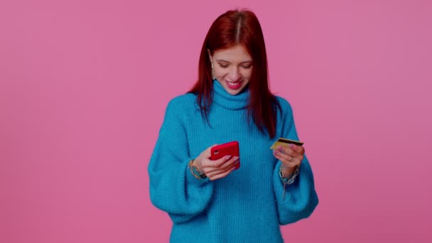 Adolescente utilisant une carte bancaire de crédit et un smartphone lors du transfert d'argent, achète des achats en ligne — Video