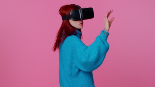 Chica que utiliza la tecnología futurista realidad virtual casco de auriculares VR para jugar simulación videojuego 3D — Vídeos de Stock