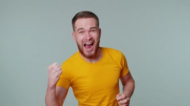 Tişörtlü şık bir adam bağırıyor, el kol hareketi yapıyor. Başarımı kutluyorum, kazanıyorum.